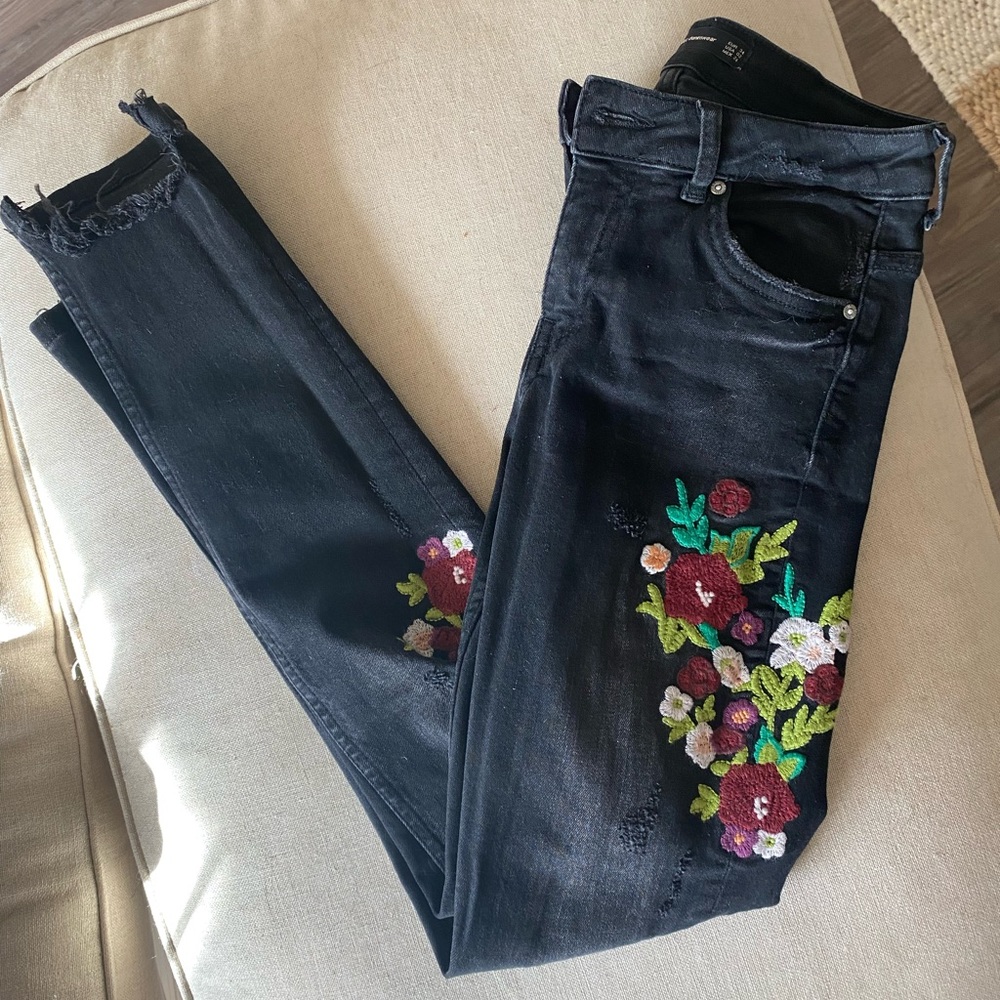Zara black floral patch embroidered jeans. Frayed ankle skinny